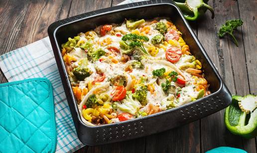 Složenac s piletinom, povrćem i tjesteninom za obiteljski ručak