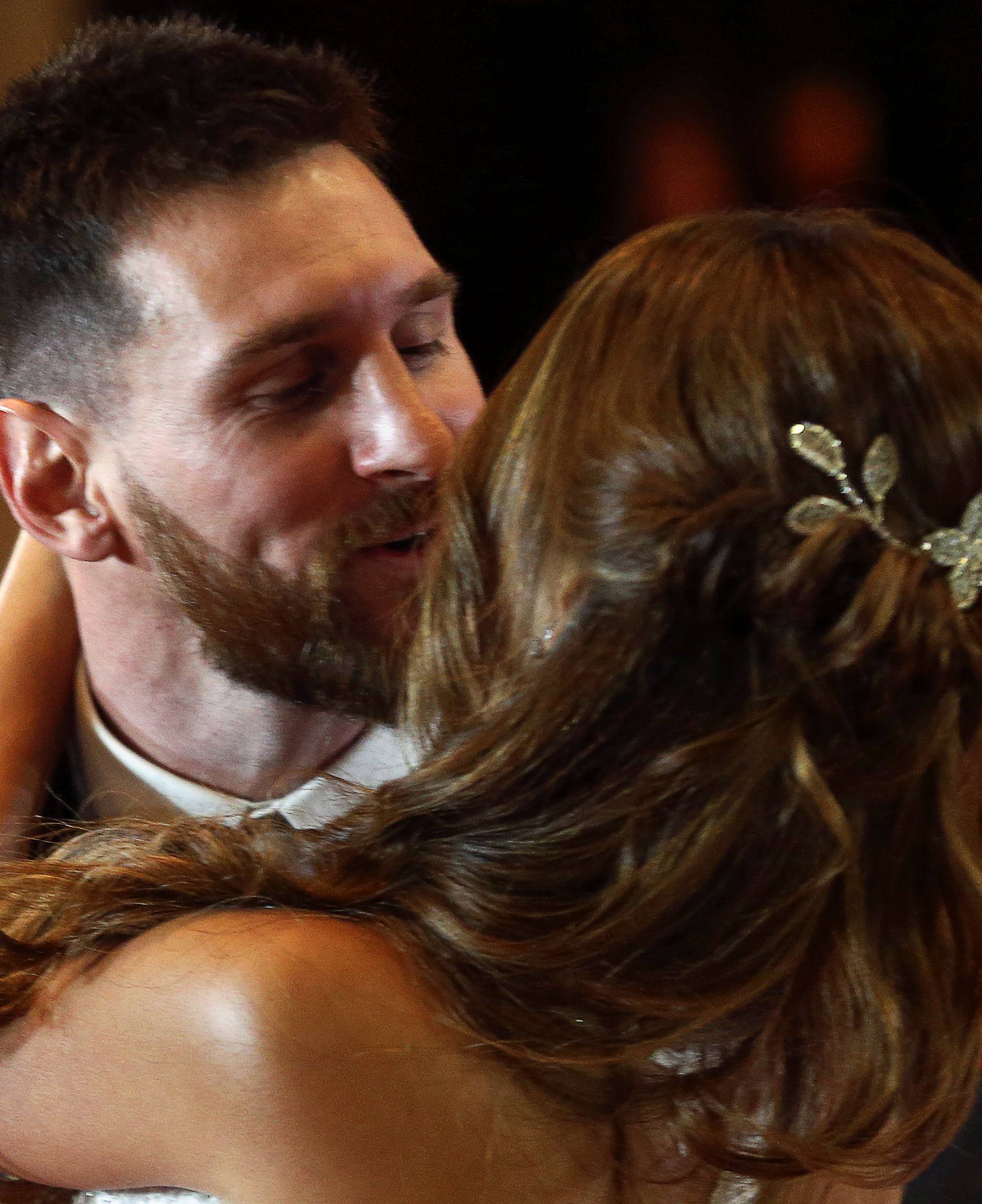 Argentine soccer player Lionel Messi and his wife Antonela Roccuzzo kiss as they pose at their wedding in Rosario, Argentina