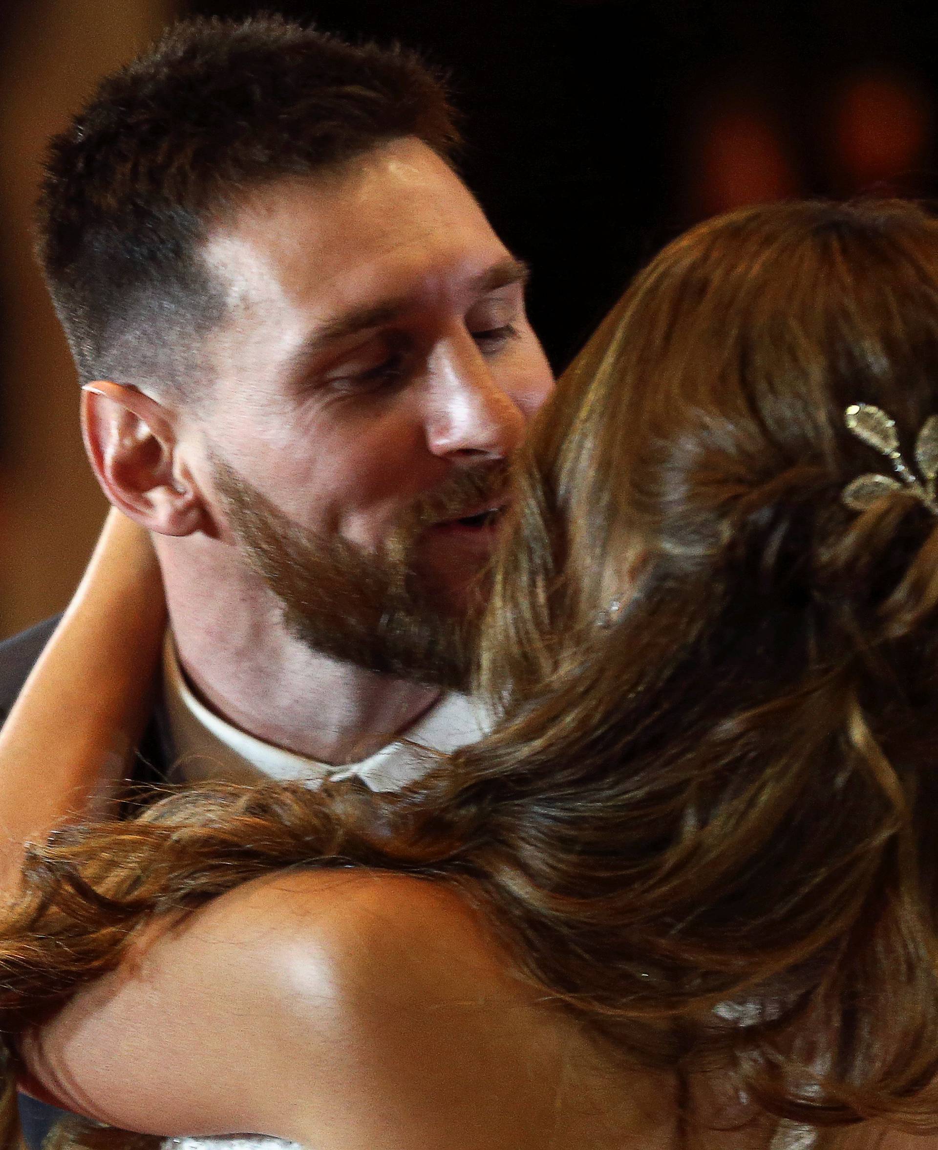 Argentine soccer player Lionel Messi and his wife Antonela Roccuzzo kiss as they pose at their wedding in Rosario, Argentina