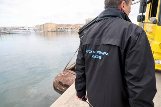 Zadar: Izvlačenje auta koji je 18 godina bio u moru