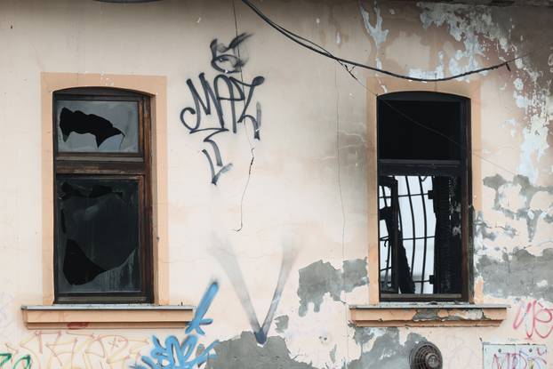 Osijek: Očevid jučerašnjeg požara na barakama uz prugu