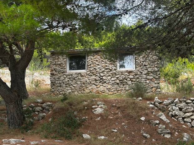 FOTO Ovu kućicu od 28 kvadrata prodaju na Murteru za 480.000 eura: 'Može zamjena za Zagreb'