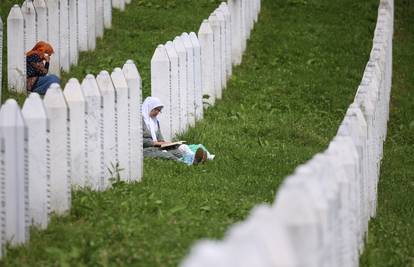 Stotine ljudi od ranog jutra pristižu u Srebrenicu kako bi odali počast žrtvama genocida