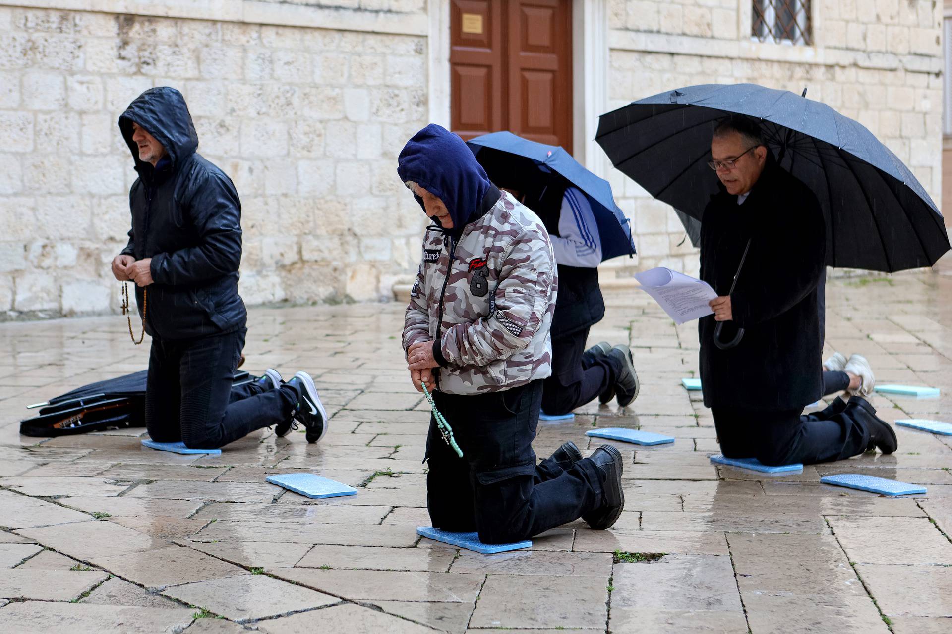 Zadar: Kiša nije smetala moliteljima ispred katedrale Sv. Stošije