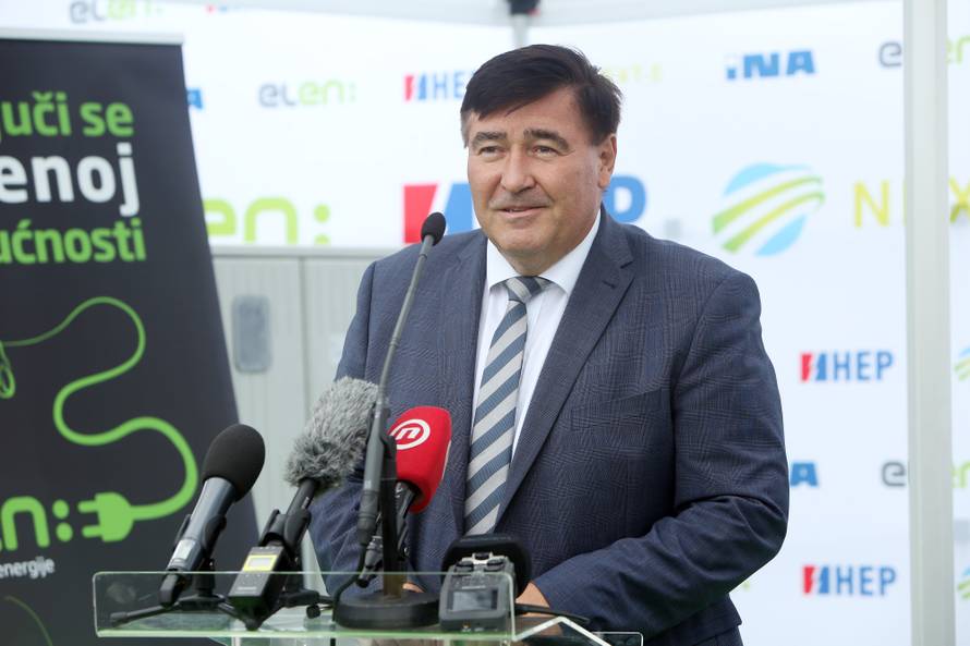 Na benzinskoj postaji INA u Brinju otvorena je prva punionica za elektriÄne automobile