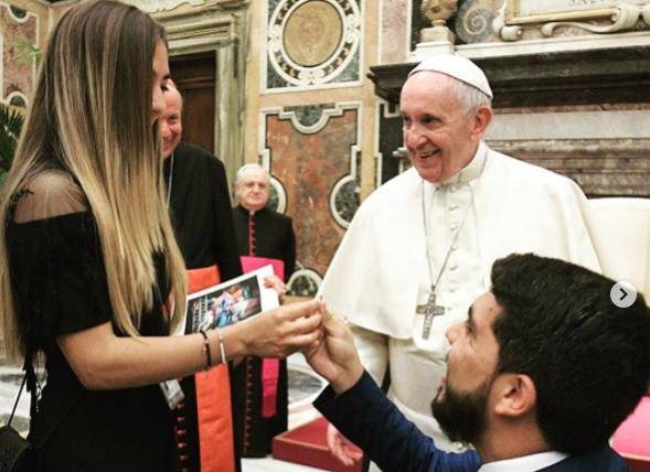 Zaprosio je pred Papom, a ona zanijemila: Franjo spasio stvar