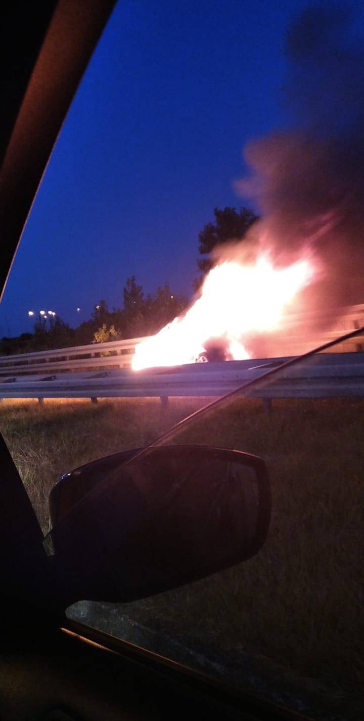 VIDEO Buktinja na zagrebačkoj obilaznici. Auto planuo u vožnji