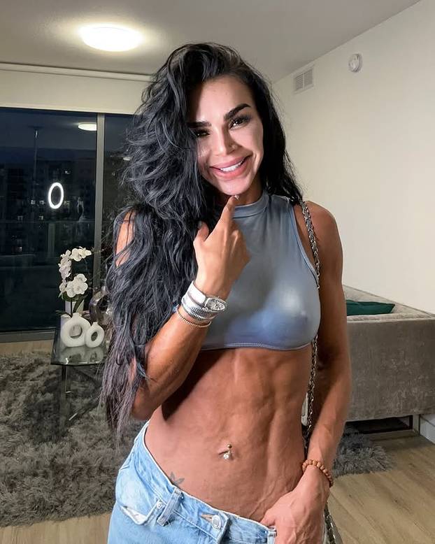 FOTO Želi imati najtanji struk na svijetu: Nosim korzet do 23 sata dnevno i želim srušiti rekord