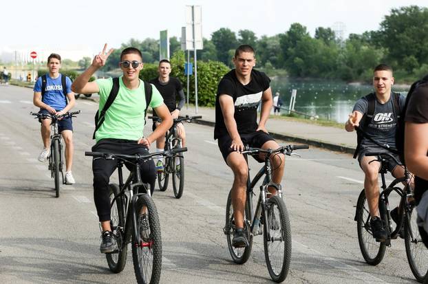 Zagreb: Sunčan dan građani iskoristili za rekreaciju na Jarunu