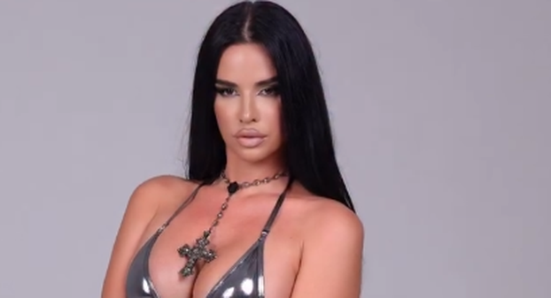 Jedva je zadržao obline! Knoll pozirala u pripijenom bikiniju