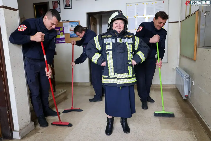 FOTO Vatrogasci iz Koprivnice u mirovinu ispratili svoju tetu Katicu: 'Radila je tu 40 godina'
