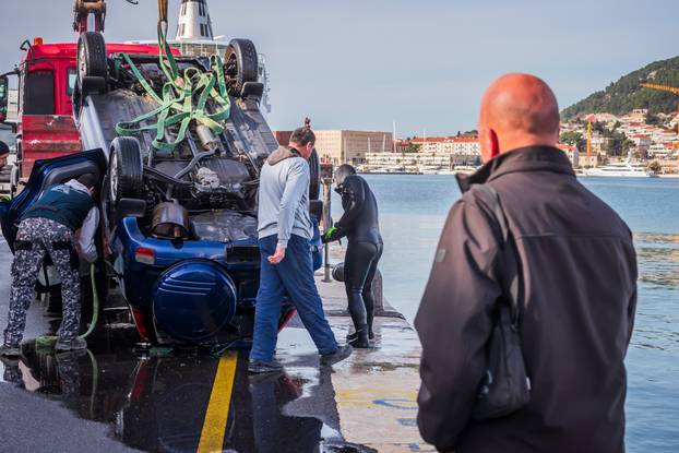 Split: Izvučen automobil koji je sinoć sletio u more kod gradske luke, vozač preminuo