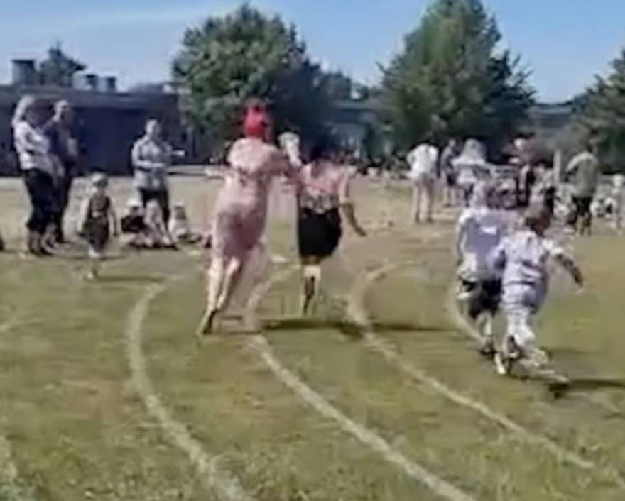 Sve za pobjedu: Britanka gurnula drugu majku na školskoj utrci i pobijedila ju