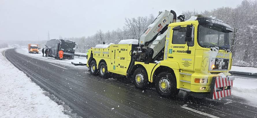 Autobus za Međugorje zapeo u snijegu na A1: 'Proklizao je kraj ograde, ali nastavili su svoj put'