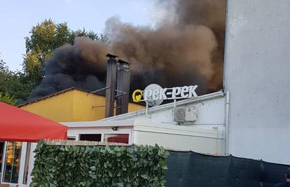 Zapalilo se skladište pekarnice u Zmijavcima: Dim je ogroman!