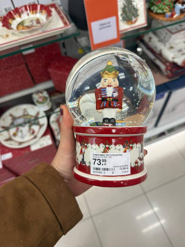 FOTO Trgovci su izvukli božićne ukrase! Pogledajte što se nudi, snježne kugle idu i za 74 eura...
