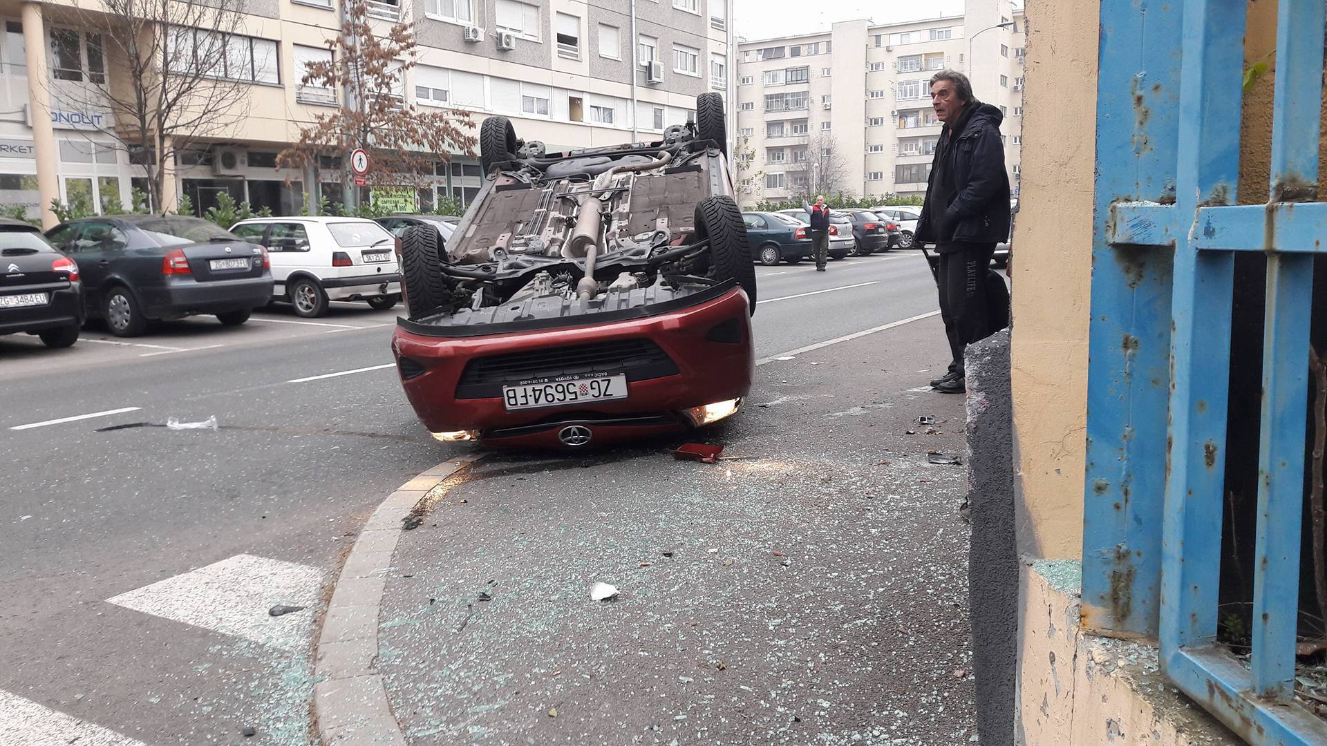 Završio na krovu: U sudaru u Zagrebu troje ljudi ozlijeđeno