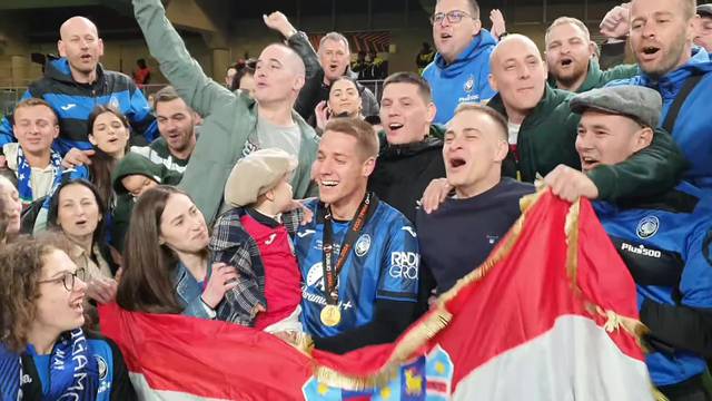 VIDEO 'Dok svira radio': Pašalić zapjevao s obitelji i prijateljima i proslavio veliki europski trofej