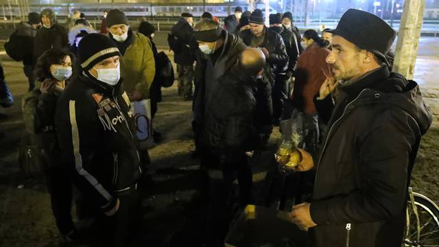 Zagreb: Udruga Slavonsko Srce i glumac Ante Krstulović dijelili hranu beskućnicima na Glavnom kolodvoru