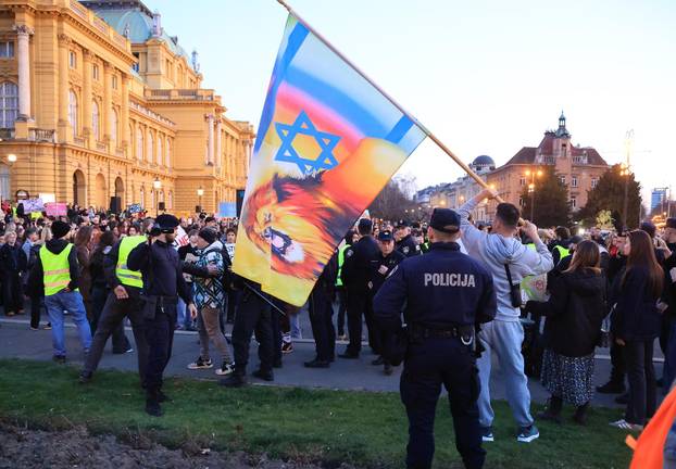Zagreb: Održan jubilarni 10. Noćni marš za prava žena "Žene – kičma otpora"