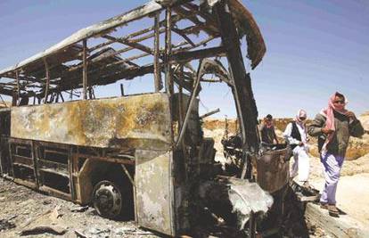 Egipat: U sudaru kamiona i busa poginulo je 12 turista