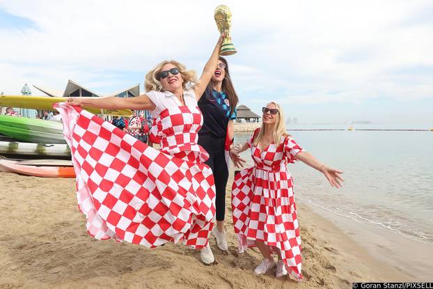 KATAR 2022: Rasplesane navijačice na plaži uoči utakmice Hrvatska - Belgija 