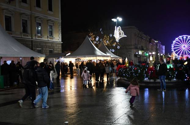FOTO Advent u Slavonskom Brodu: Dvije lokacije, nove atrakcije i nezaboravni doživljaji