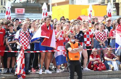 Sve je u kockicama: Pogledajte navijanje u Zagrebu i Splitu