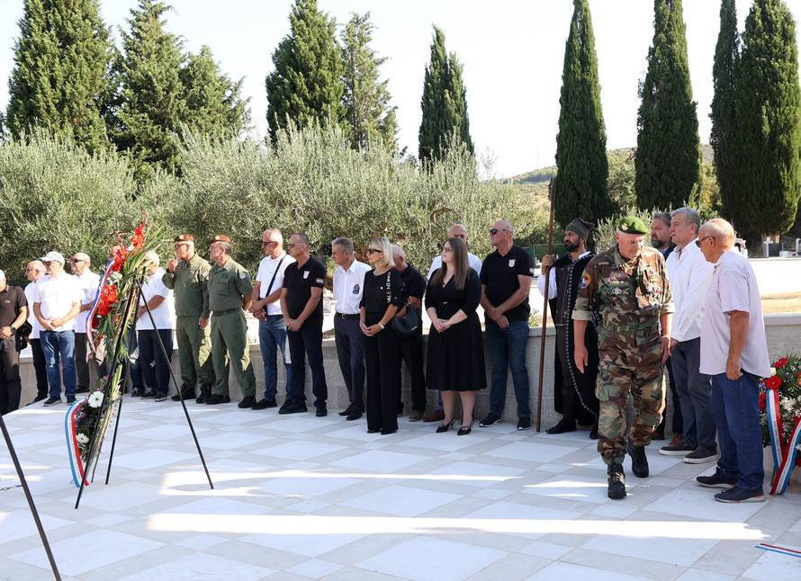 Šibenik: Položeni vijenci i zapaljene svije?e povodom obljetnice Oluje