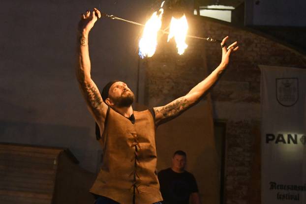 Nastup gutača vatre na Renesansnom festivalu u Koprivnici