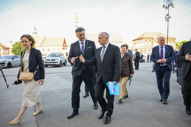 Zagreb: Premijer Plenković se sastao sa zagrebačkim nadbiskupom Draženom Kutlešom i obišao katedralu