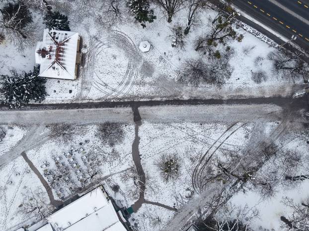 Pogled iz zraka na park Maksimir i njegova jezera tijekom zime