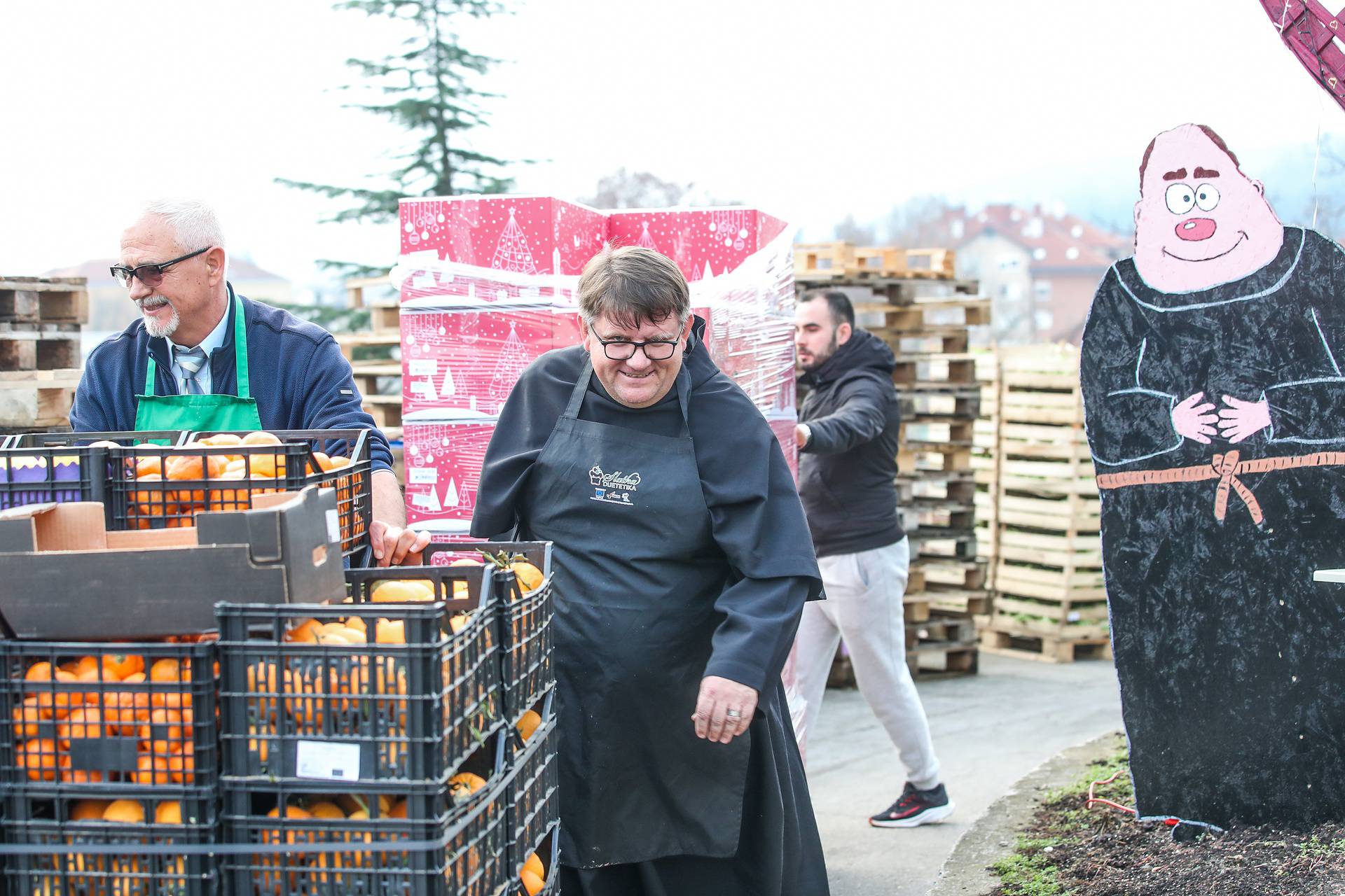 Zagreb: Podijela toplih obroka na Svetom duhu