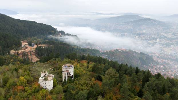 Pogled iz zraka na najpoznatiji sarajevski opservatorij Bistrik kula na Trebeviću