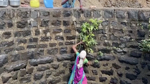 Penju se i spuštaju u bunare: Ovako žene riskiraju svoje živote kako bi došle do vode