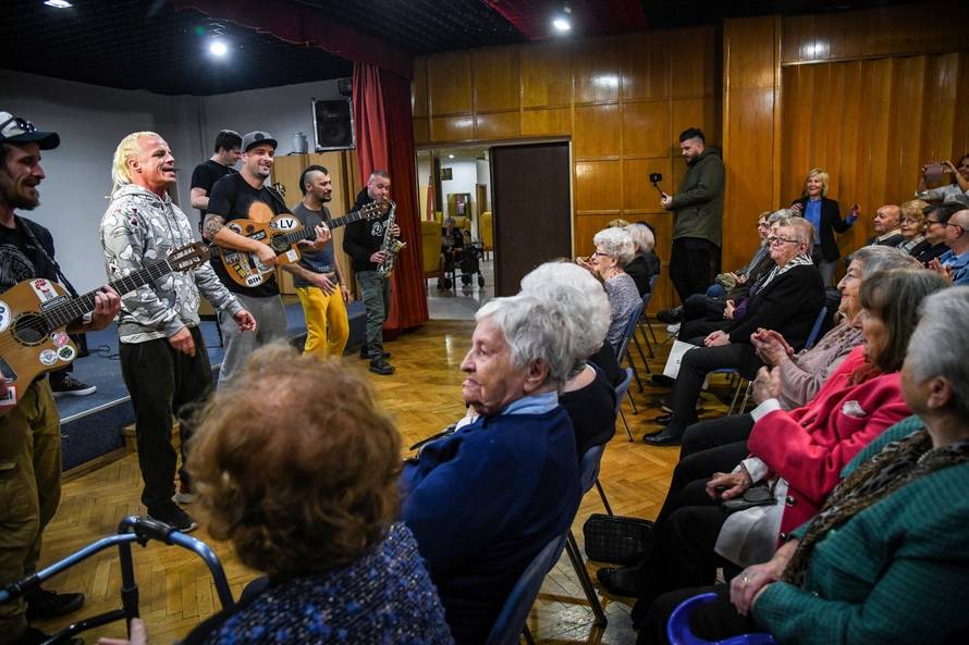 Zagreb: Koncert Dubioze Kolektiv u domu umirovljenika