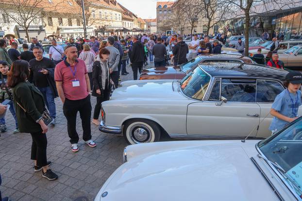 Zagreb: Na Europskom trgu održana je izložba oldtimera