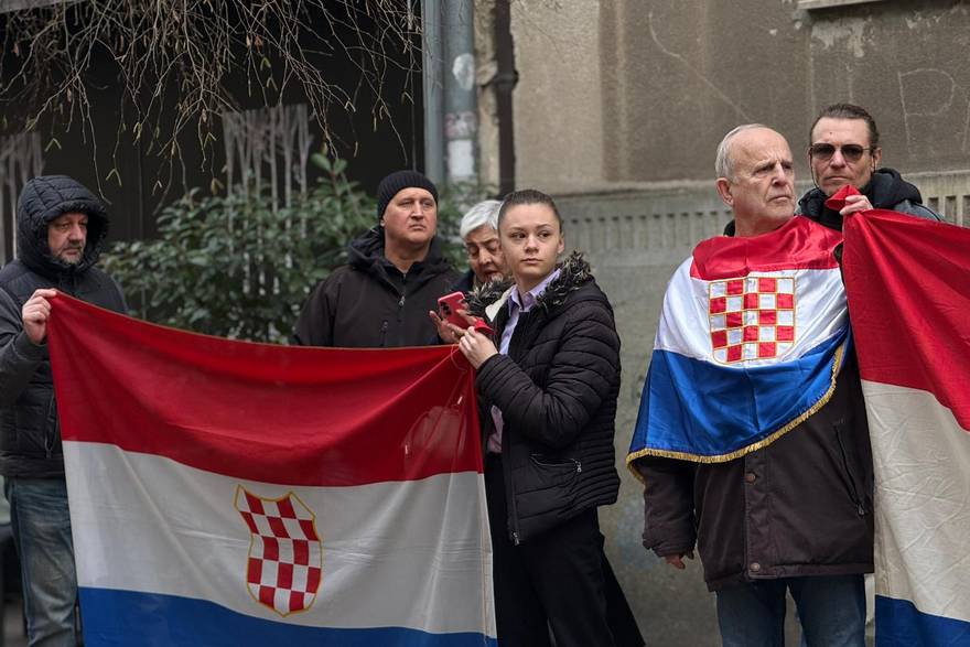 Keleminec i desni&ccaron;ari pred stanom Mrak Tarita&scaron;. Pu&scaron;tali su Thompsona, susjedi ih polijevali