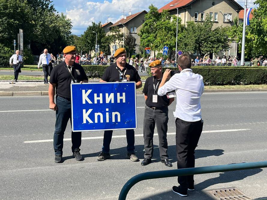 Na mimohod donijeli tablu iz Knina koju su skinuli 1995.: 'Srce nam je sad kao kuća'
