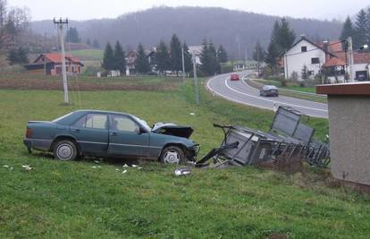 Sletio s ceste pa se zabio u trafostanicu i polomio ju