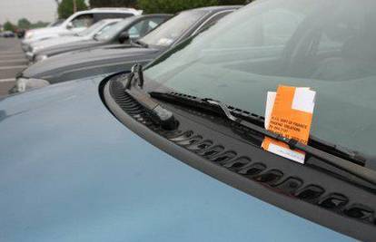 Policajac napisao kaznu za parkiranje mrtvacu u autu