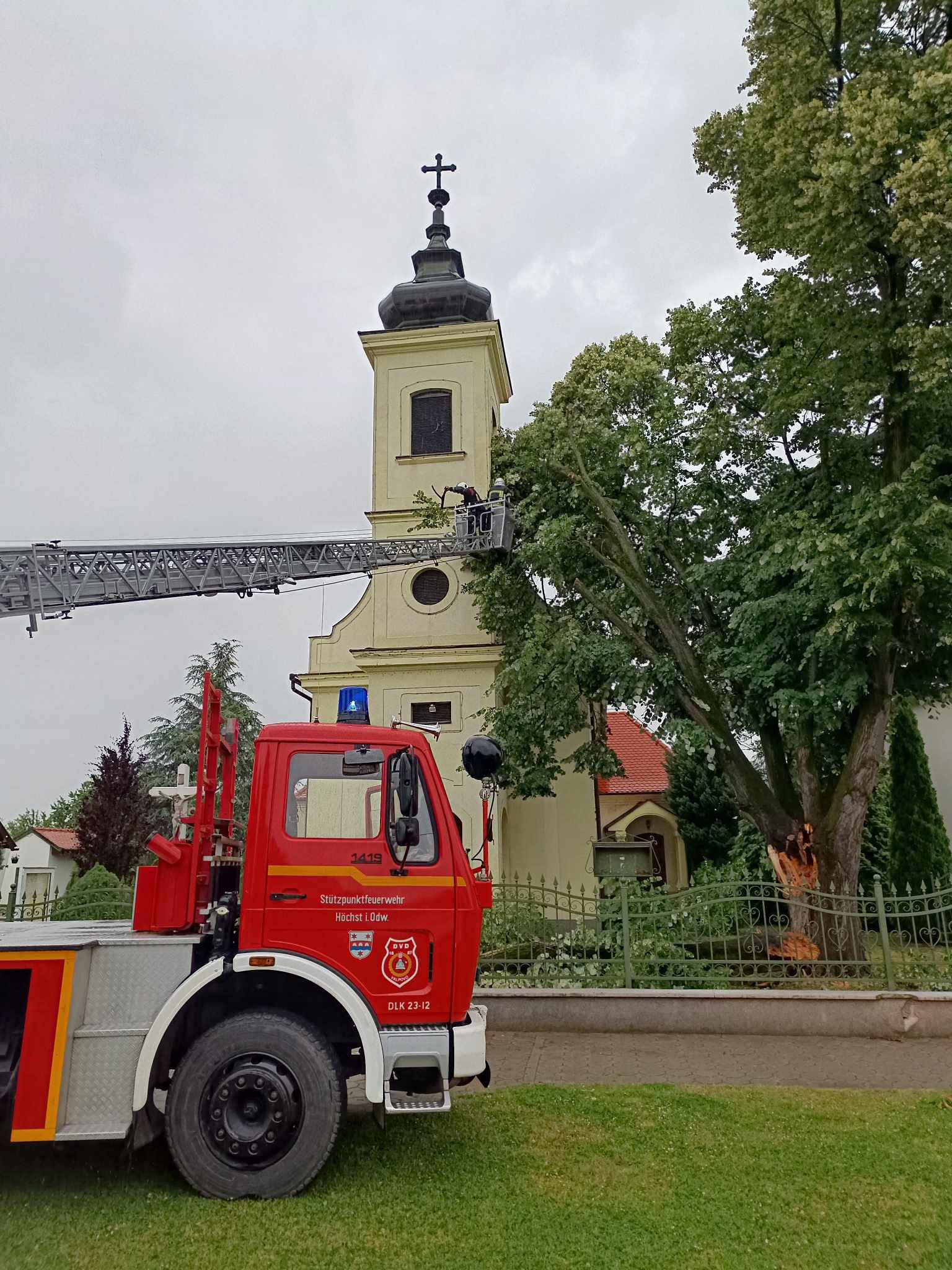 FOTO Kraj Valpova u oluji  na crkvu palo ogromno drvo...