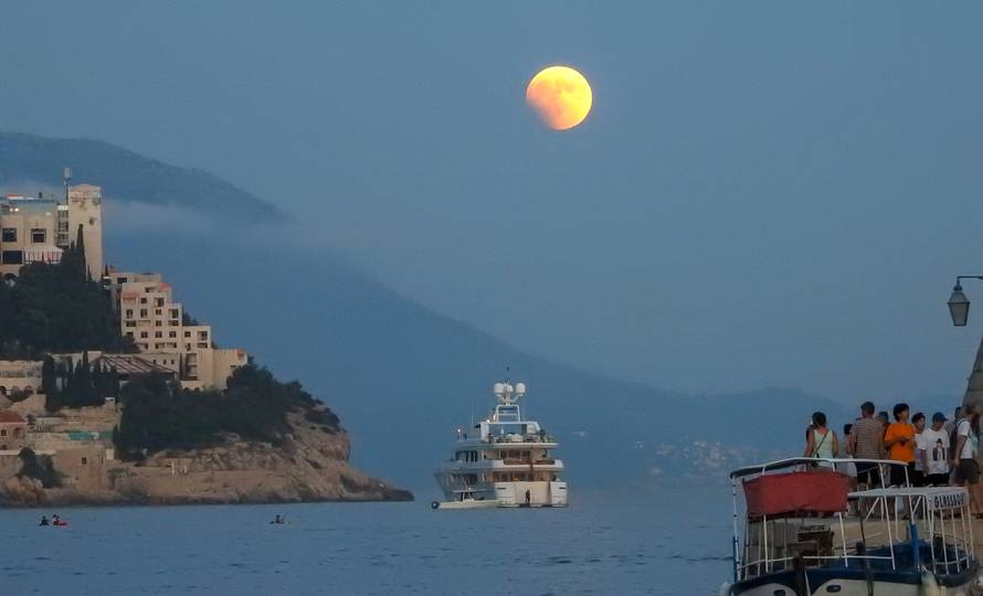 Pogled na pomrÄinu mjeseca iz Dubrovnika