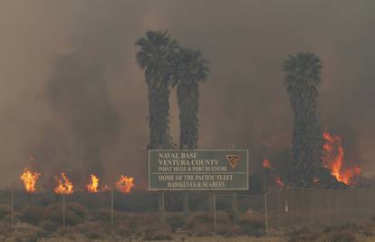 Veliki požar u Kaliforniji prijeti domovima, evakuirali stanove
