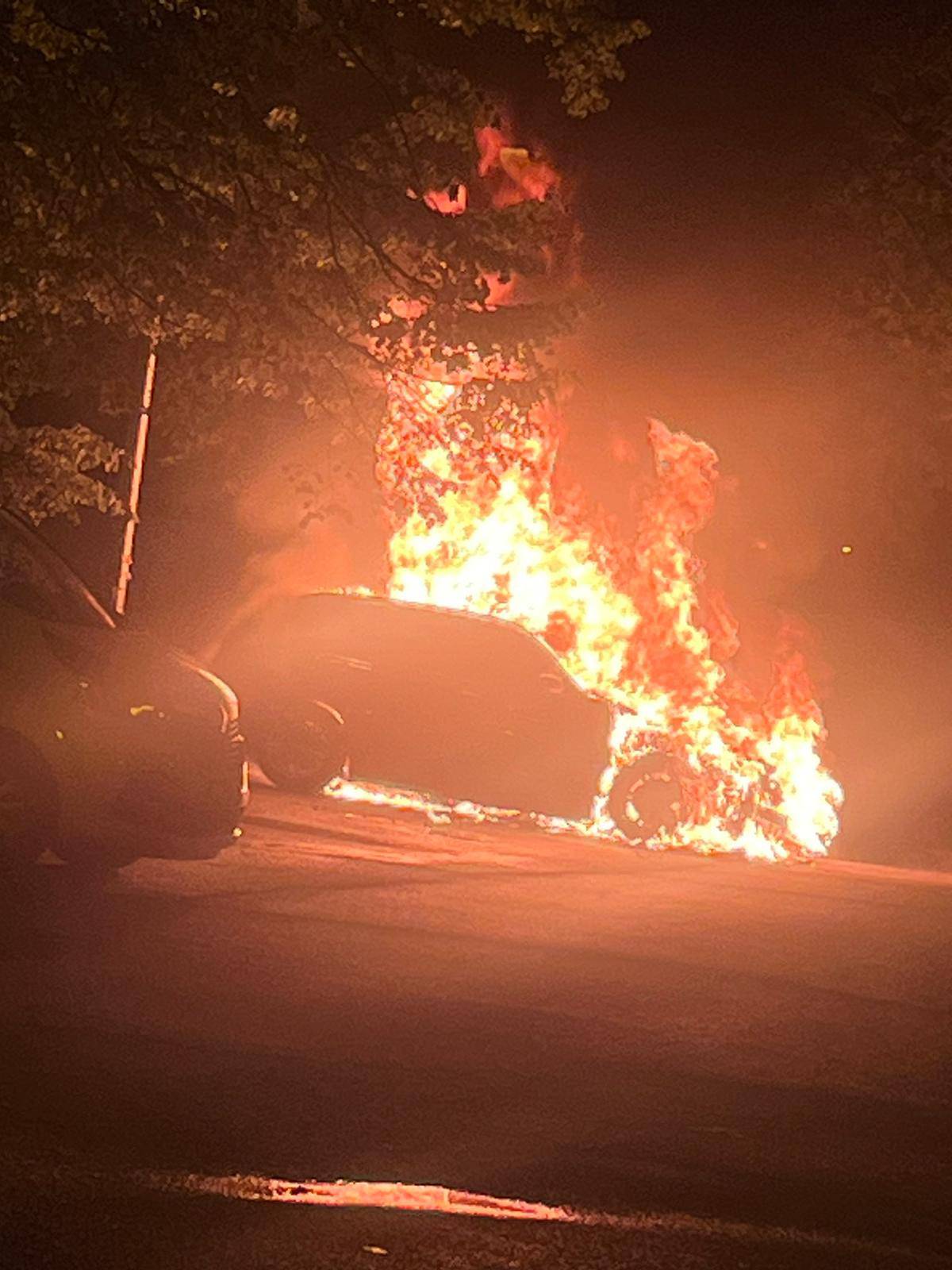 VIDEO Potpuno  izgorjeli BMW X5 i Peugeot 308: 'To su auti od susjeda, sve je bilo puno dima'