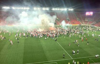 Slavia dobila Hajduk, navijači uletjeli na teren i prekinuli meč