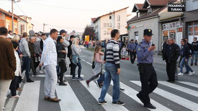 Karlovac: Prosvjed mjeÅ¡tana nakon pogibije 10-godiÅ¡njeg djeÄaka