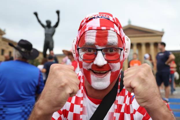 SP 2026 Philadelphia: Navijači Hrvatske fotografiraju se uz spomenik Rockyju