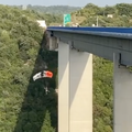 Desetak padobranaca skakalo s vijadukta u Limskoj dragi: 'To je strogo zabranjeno i opasno!'