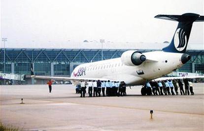 Radnici zračne luke gurali golemi avion s putnicima